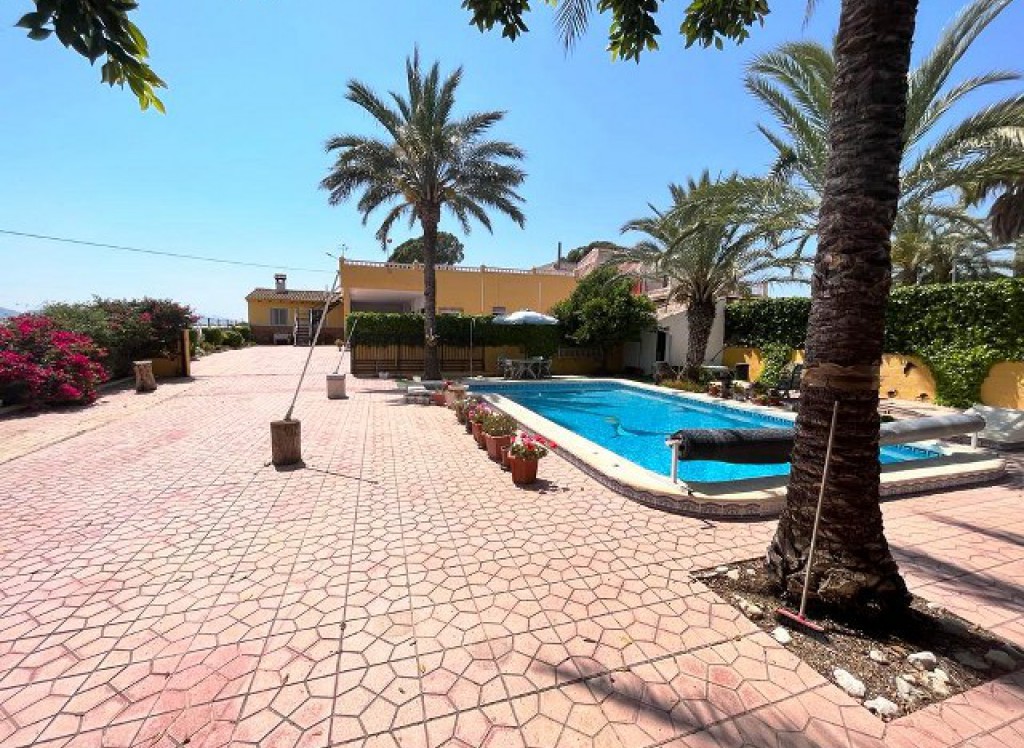 Resale - Finca/Country Property - Albatera