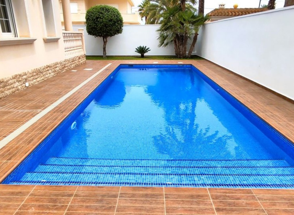 Resale - Villa - Cabo Roig